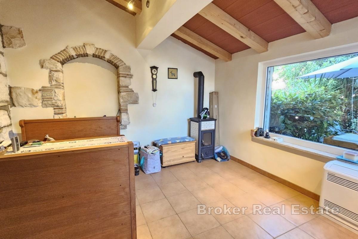 Renoviertes Reihenhaus aus Stein mit Meerblick