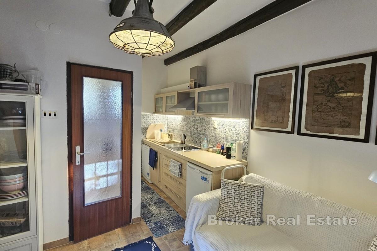 Renovovaný kamenný řadový dům s výhledem na moře