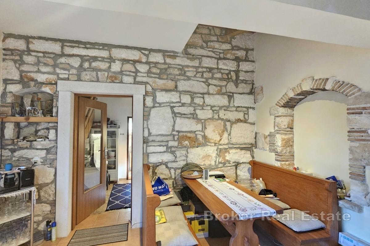 Renoviertes Reihenhaus aus Stein mit Meerblick