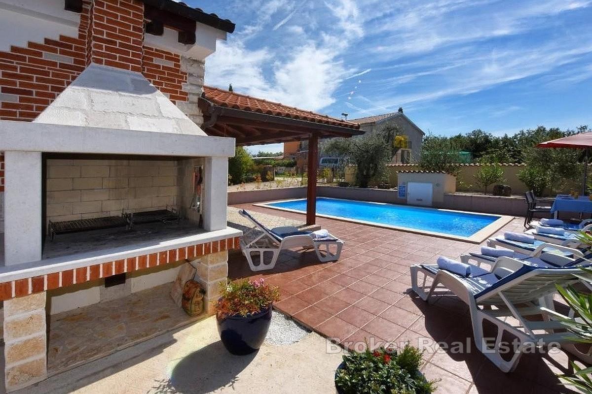 Haus mit Pool und Garten