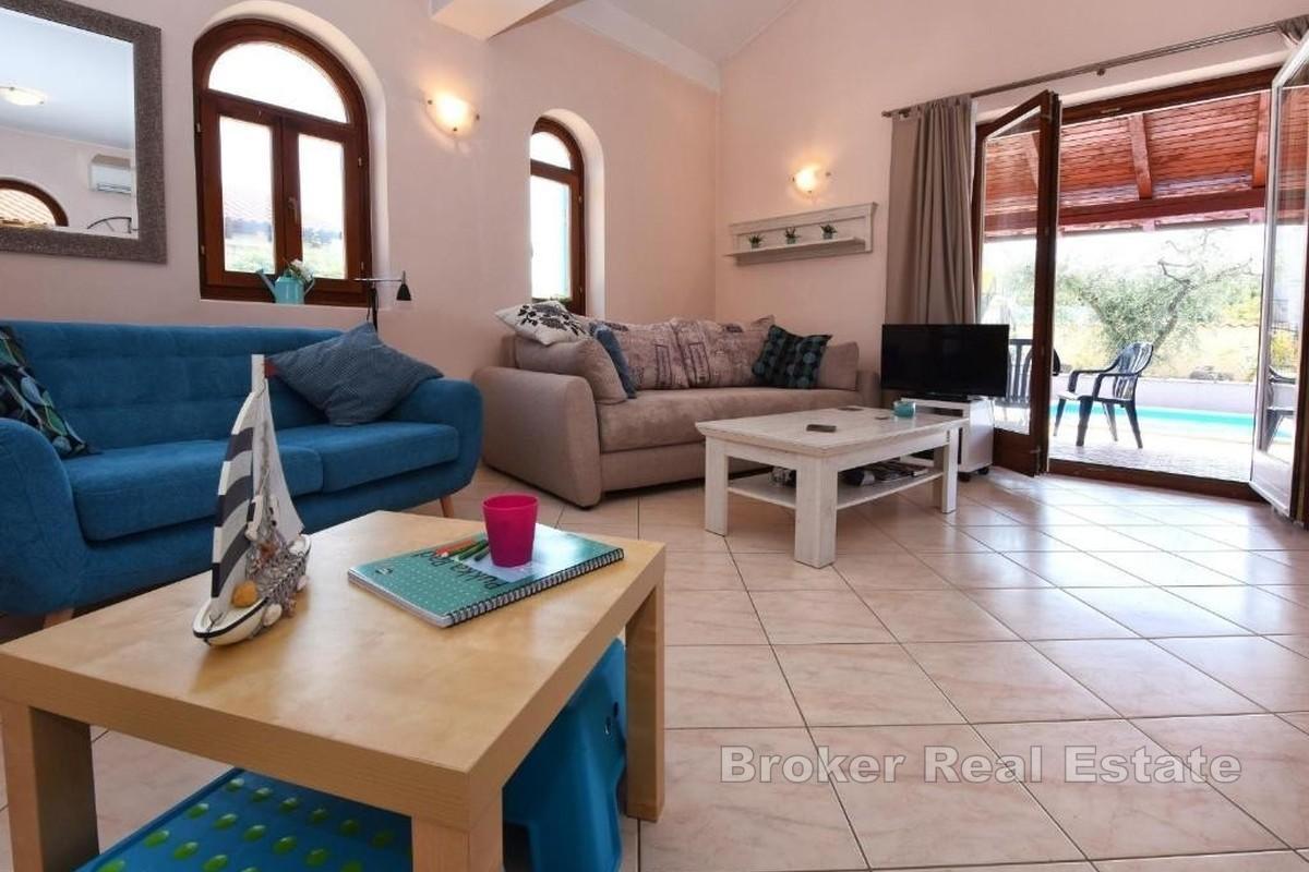 Haus mit Pool und Garten