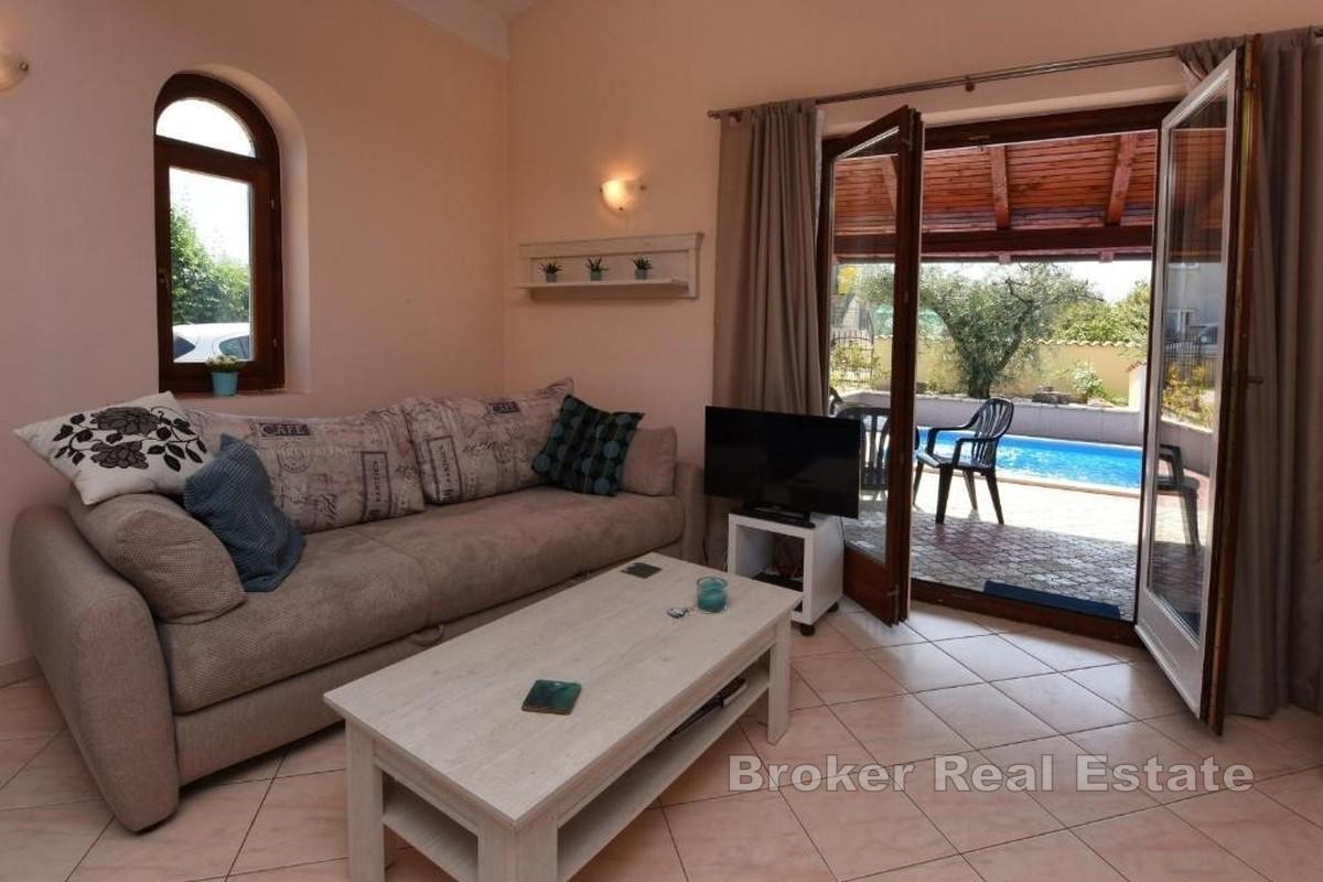 Haus mit Pool und Garten