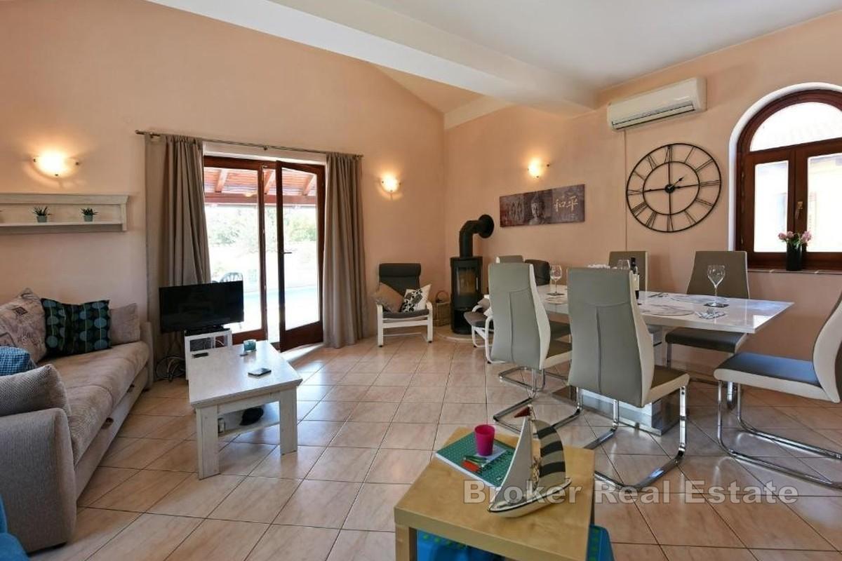 Dom z basenem i ogrodem