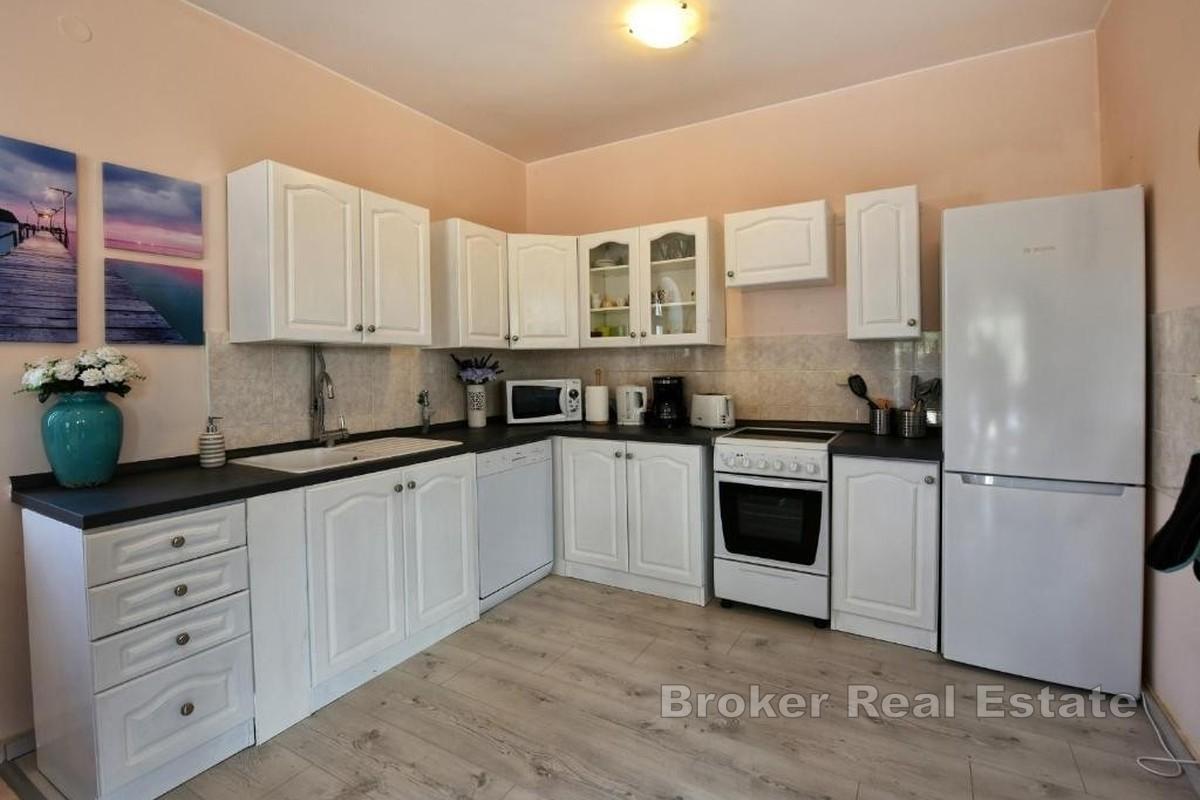 Dom z basenem i ogrodem