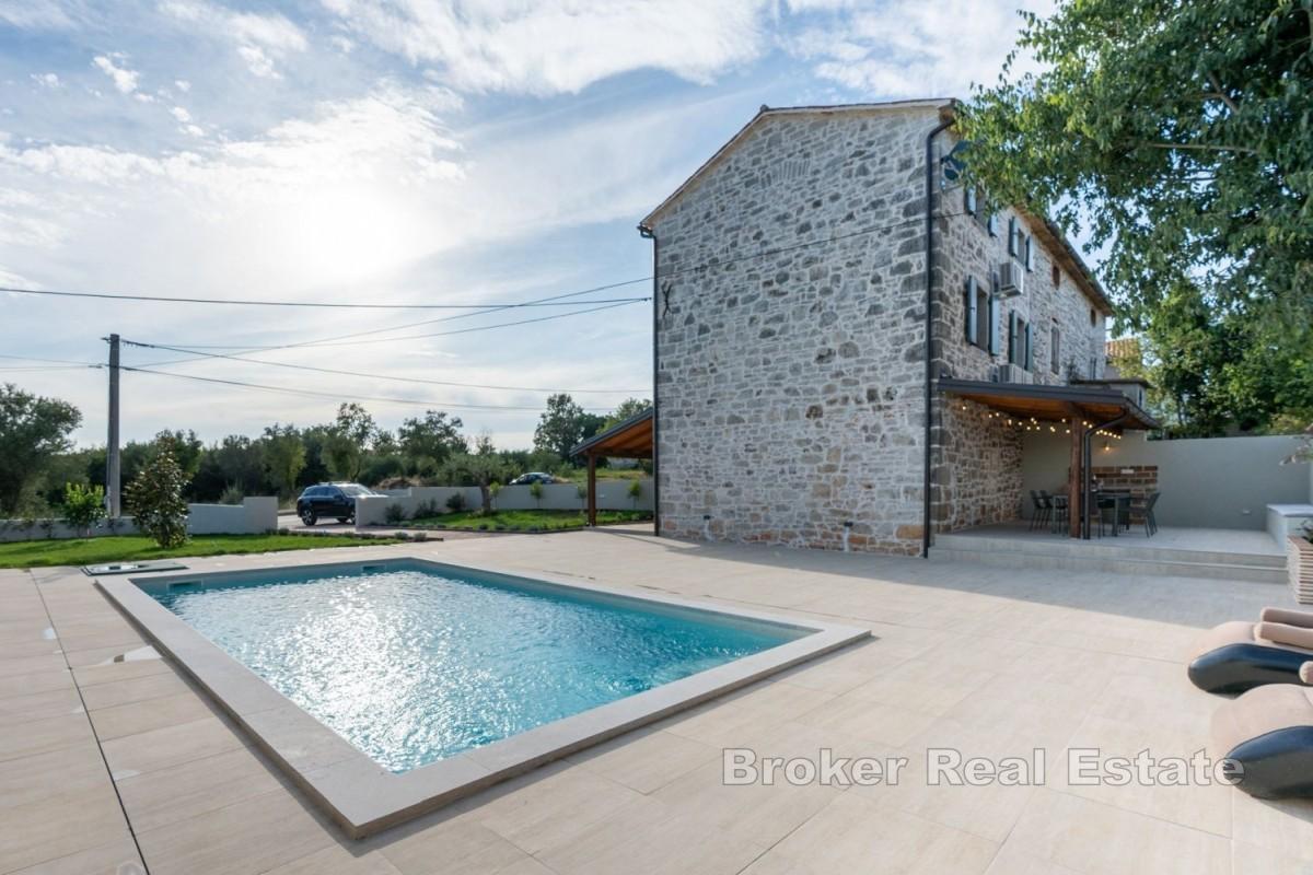 Аутентичный каменный дом с бассейном