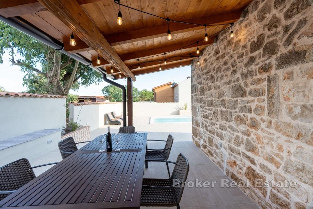 Autentiskt stenhus med pool