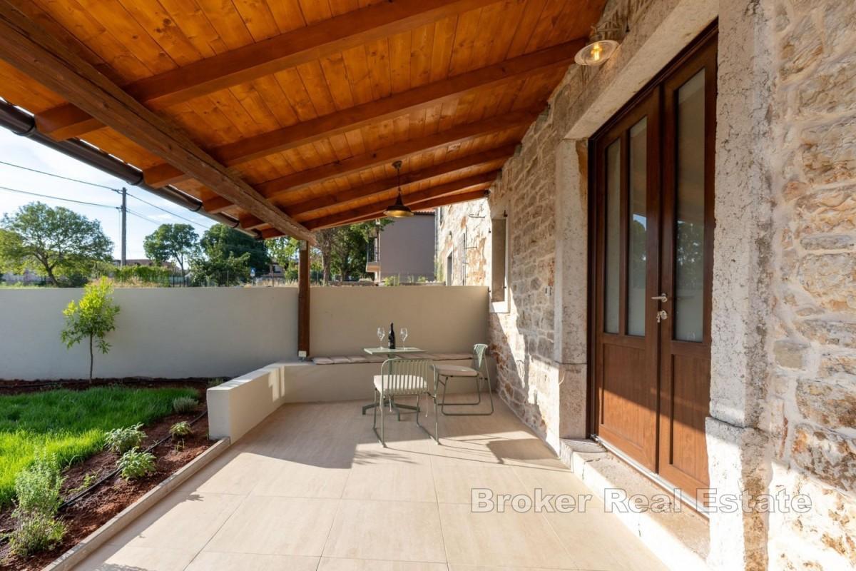 Autentiskt stenhus med pool