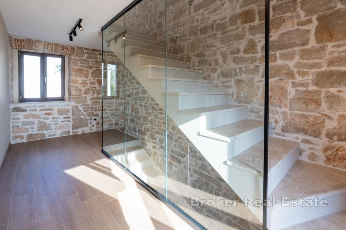 Аутентичный каменный дом с бассейном