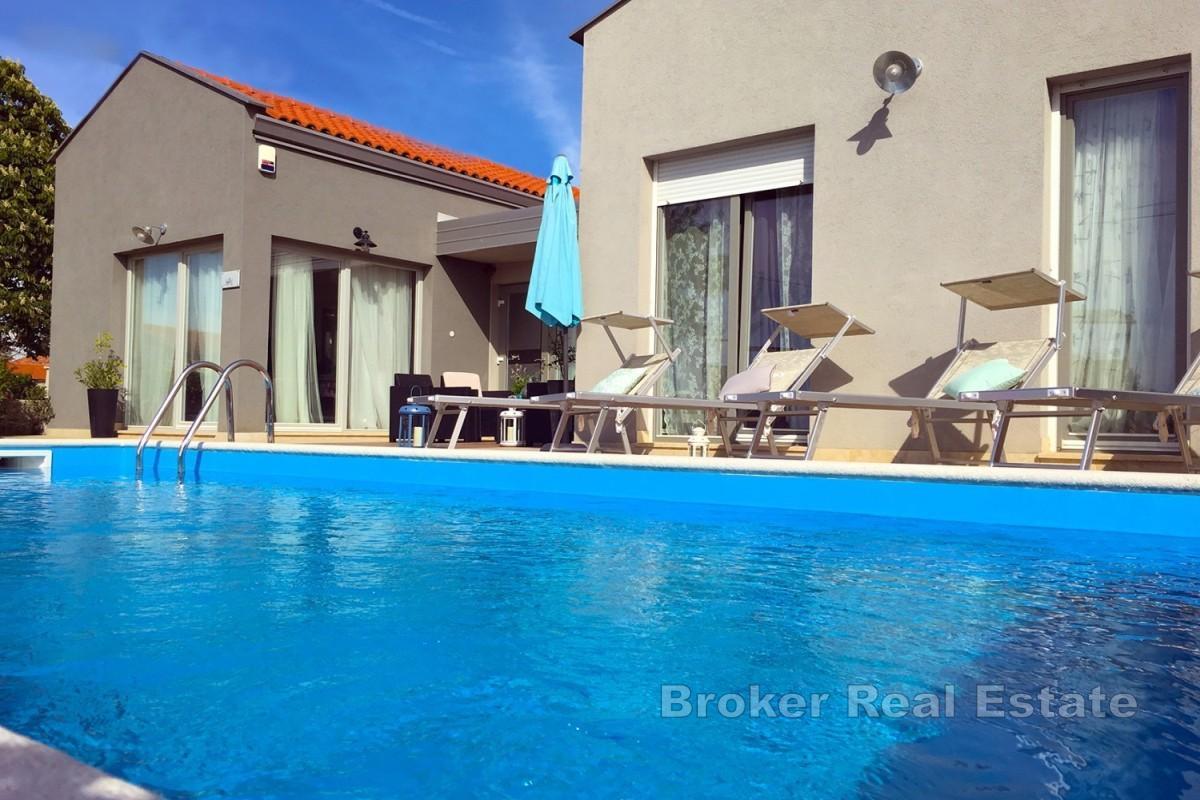 Nowoczesny dom jednorodzinny z basenem i atrium