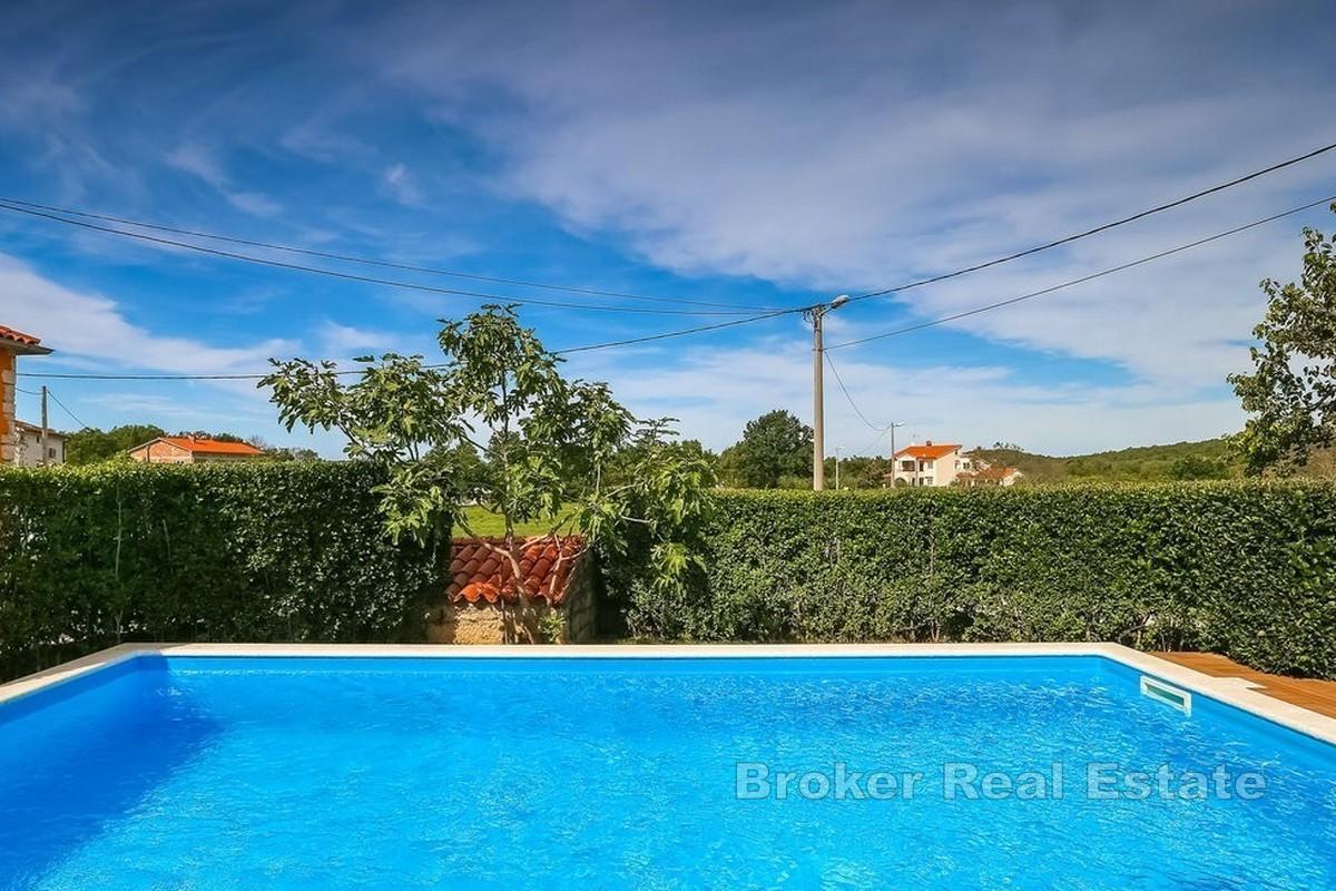 Moderne enebolig med svømmebasseng og atrium