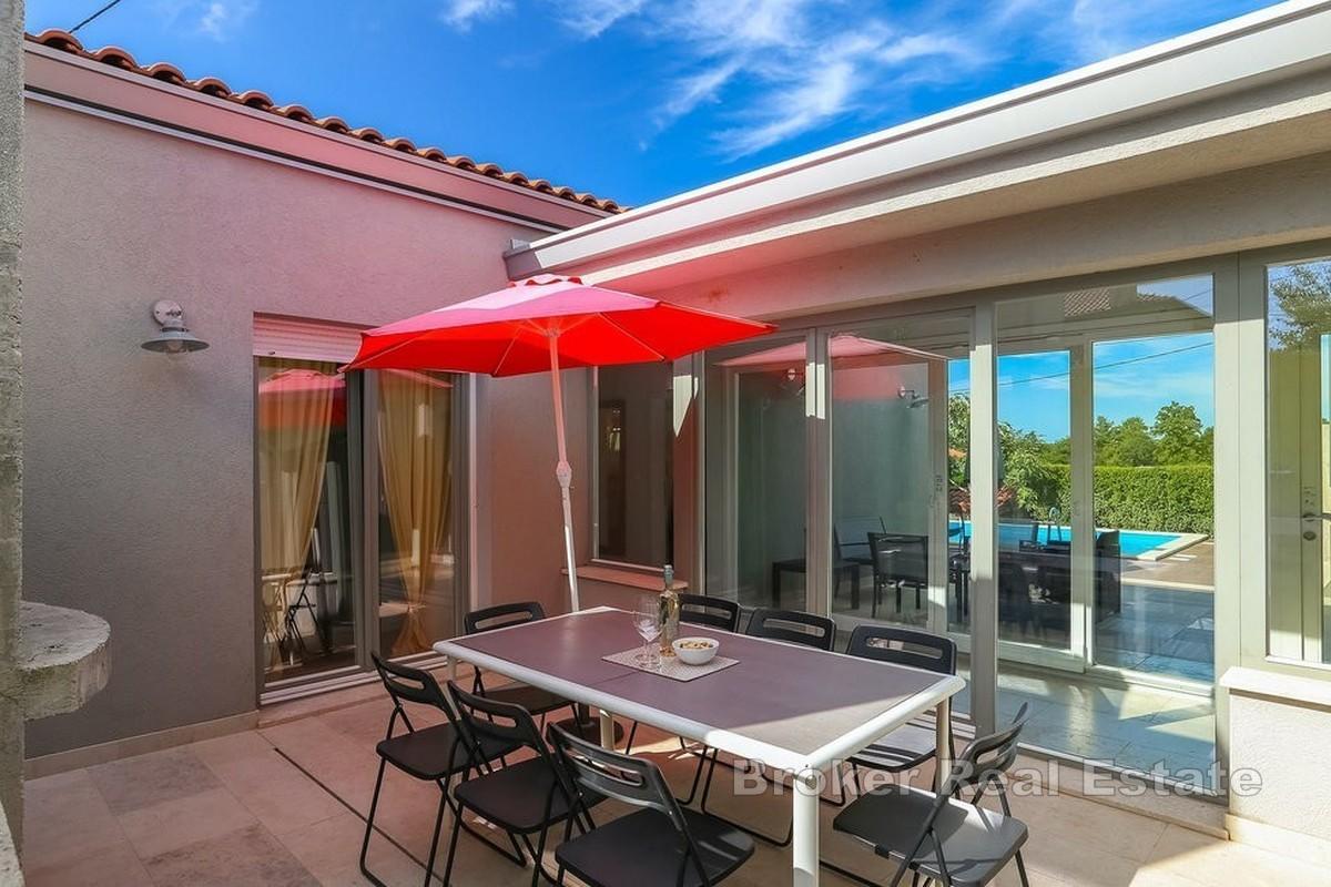 Nowoczesny dom jednorodzinny z basenem i atrium