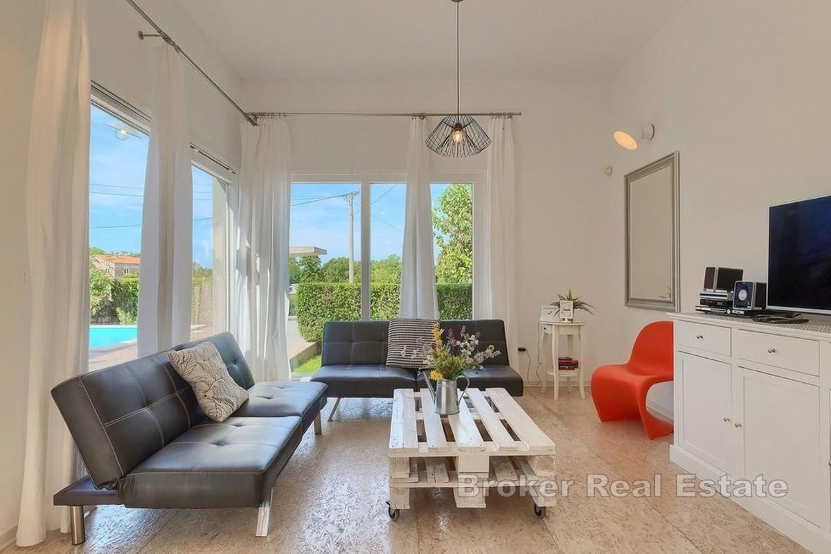 Nowoczesny dom jednorodzinny z basenem i atrium