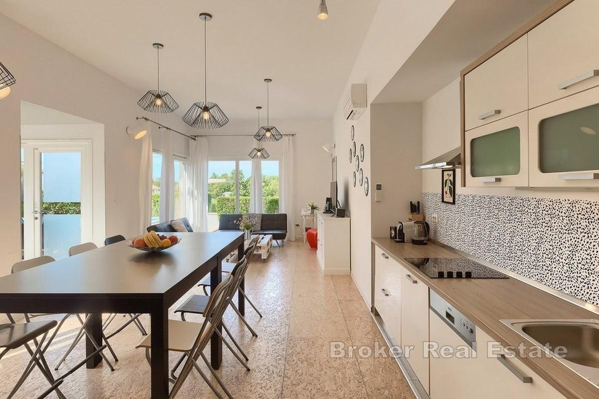 Modernes Einfamilienhaus mit Pool und Atrium