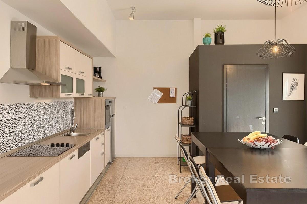 Moderne enebolig med svømmebasseng og atrium