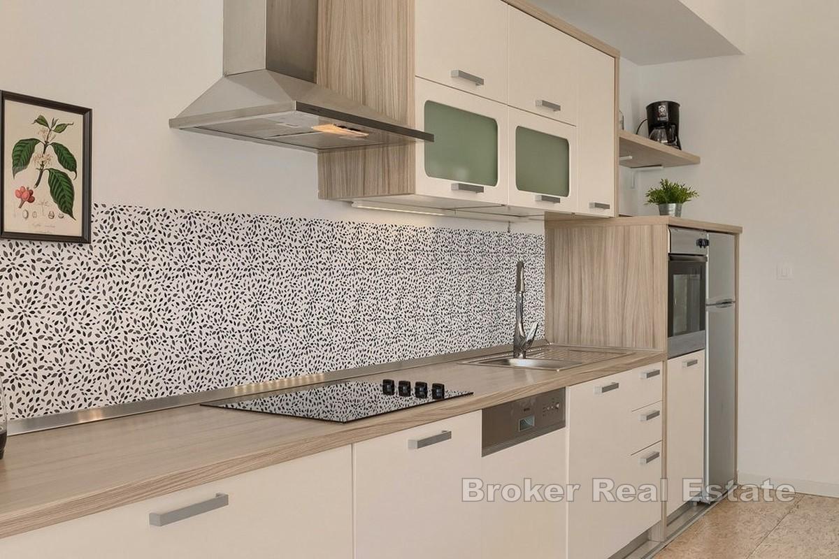 Modernes Einfamilienhaus mit Pool und Atrium