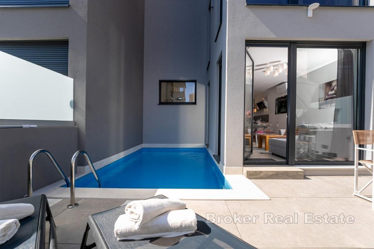 Modernt radhus med pool nära havet