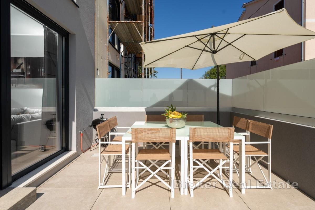 Modernt radhus med pool nära havet