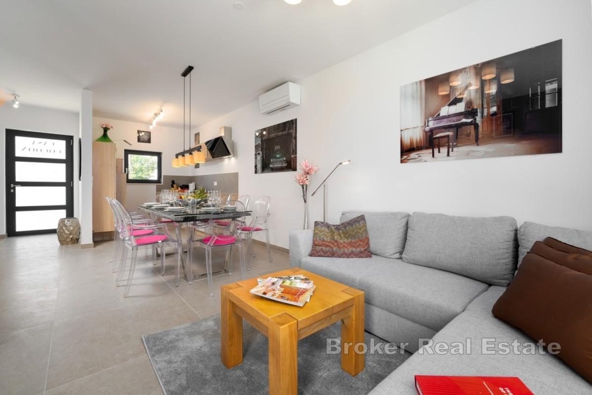 Moderne rekkehus med svømmebasseng nær sjøen