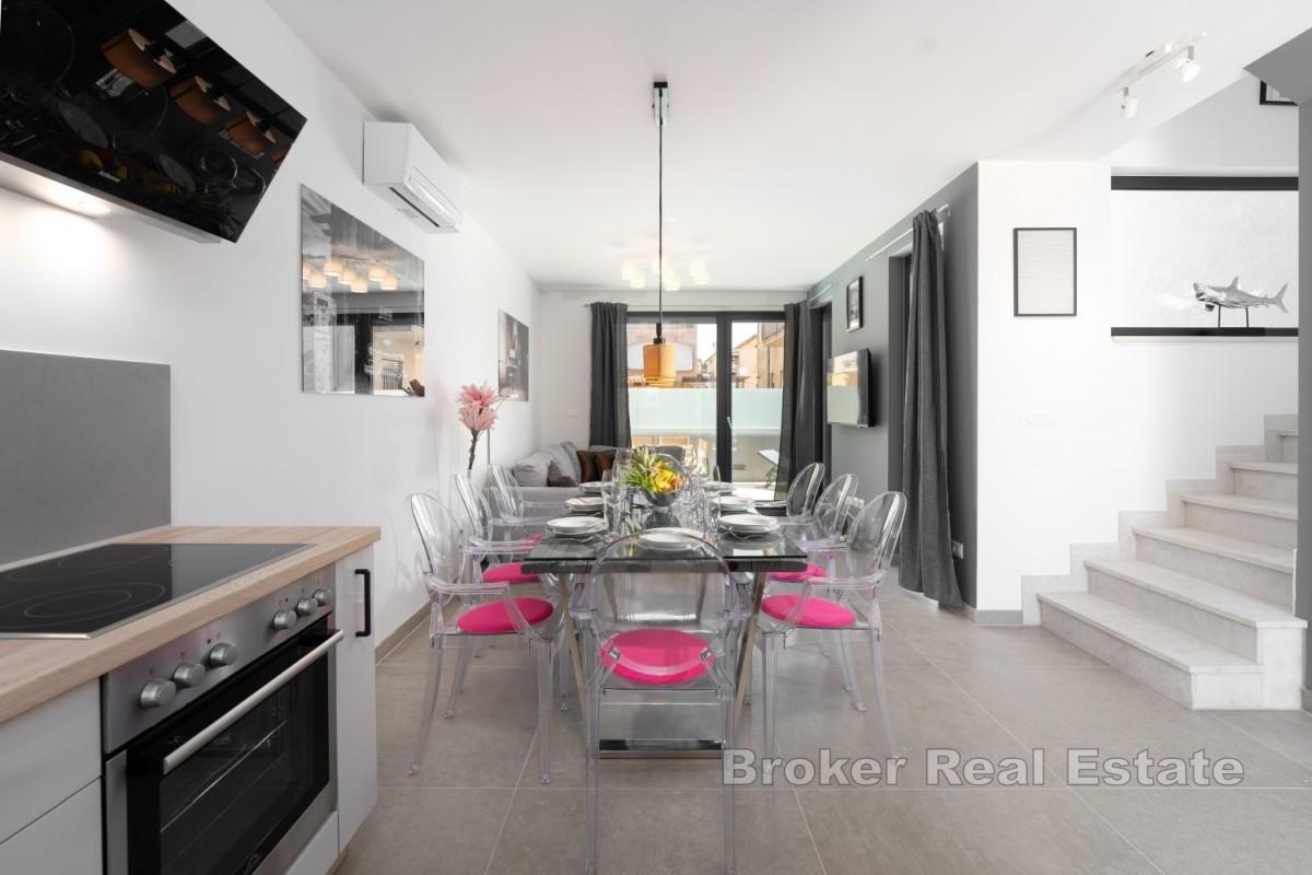 Moderne rekkehus med svømmebasseng nær sjøen