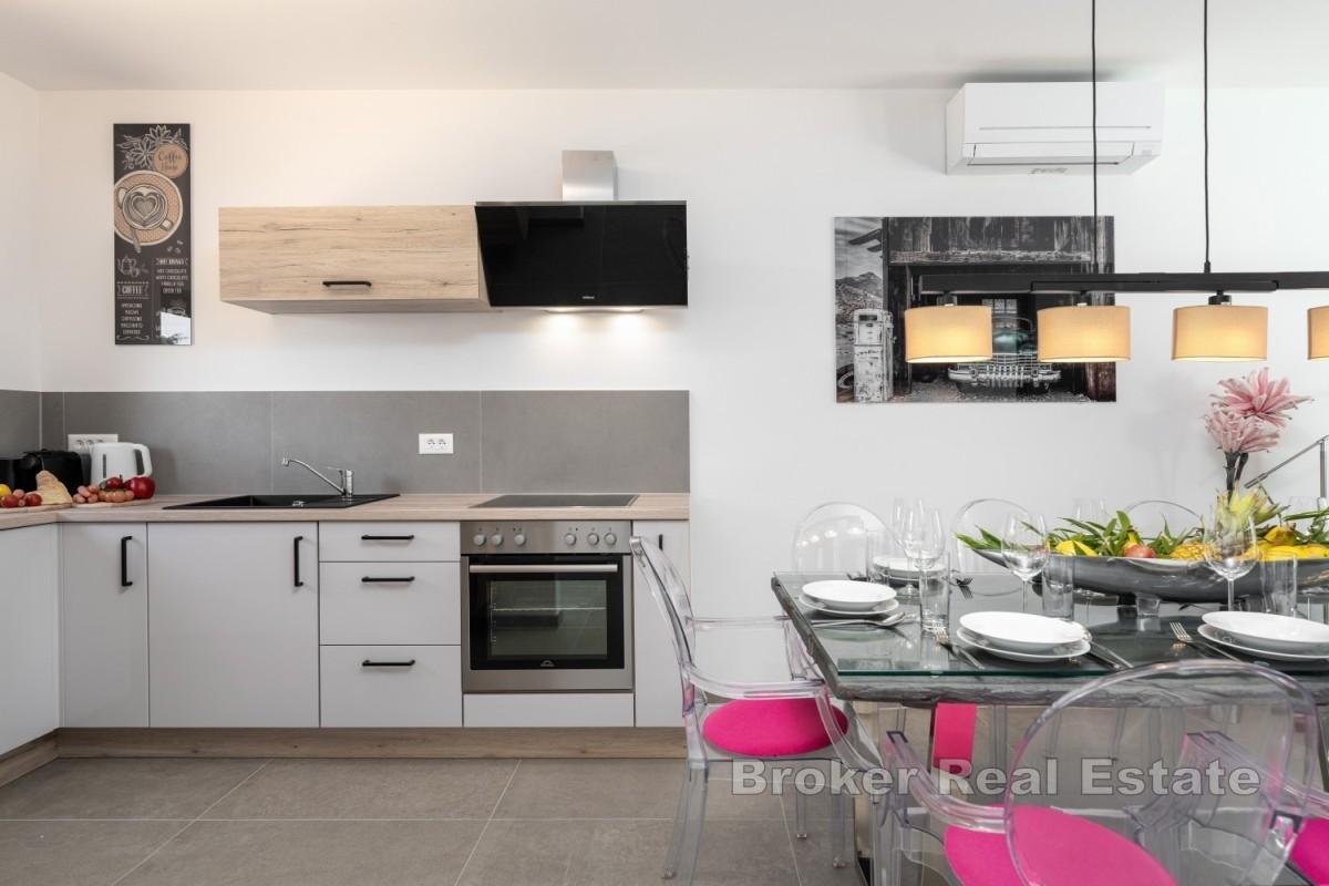 Modernt radhus med pool nära havet