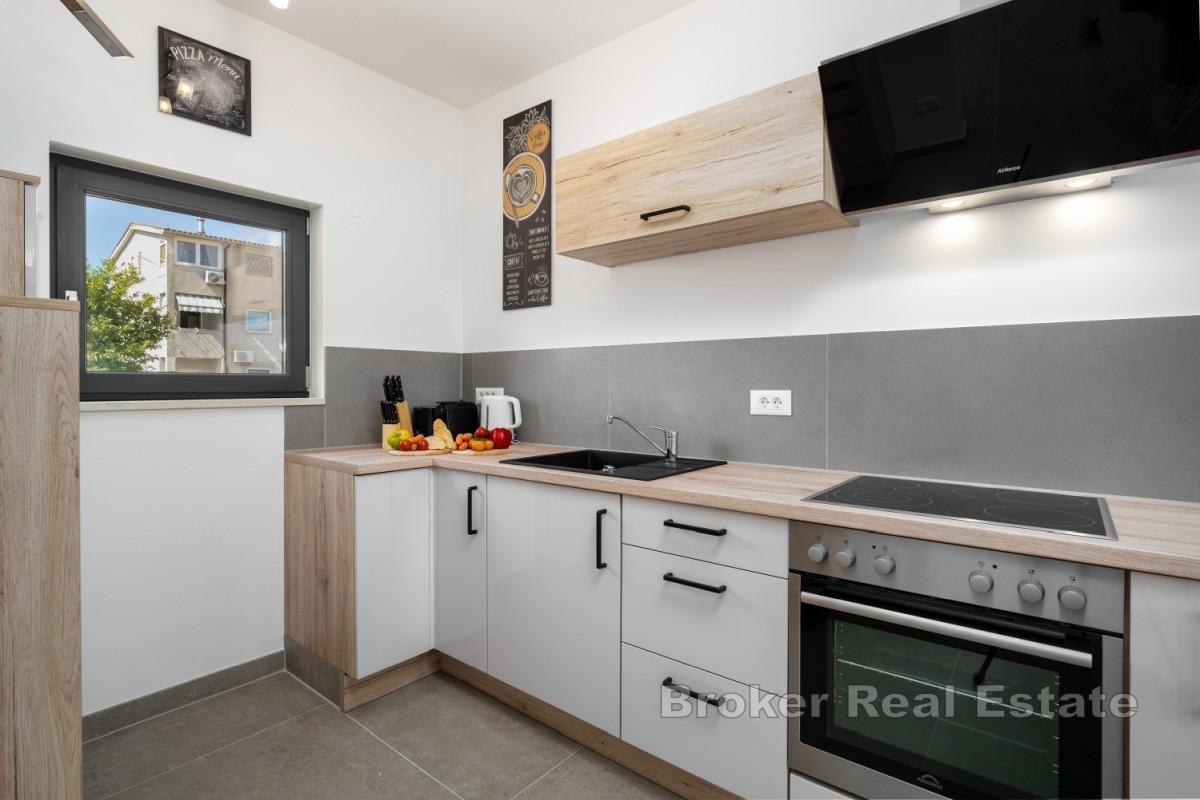 Moderne rekkehus med svømmebasseng nær sjøen