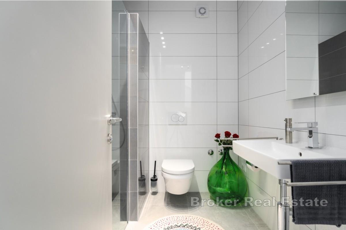 Modernt radhus med pool nära havet