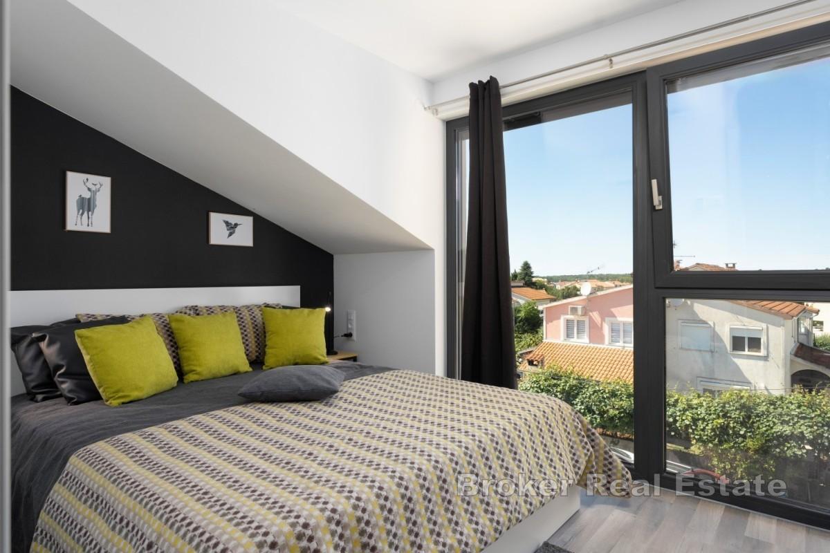 Moderne rekkehus med svømmebasseng nær sjøen