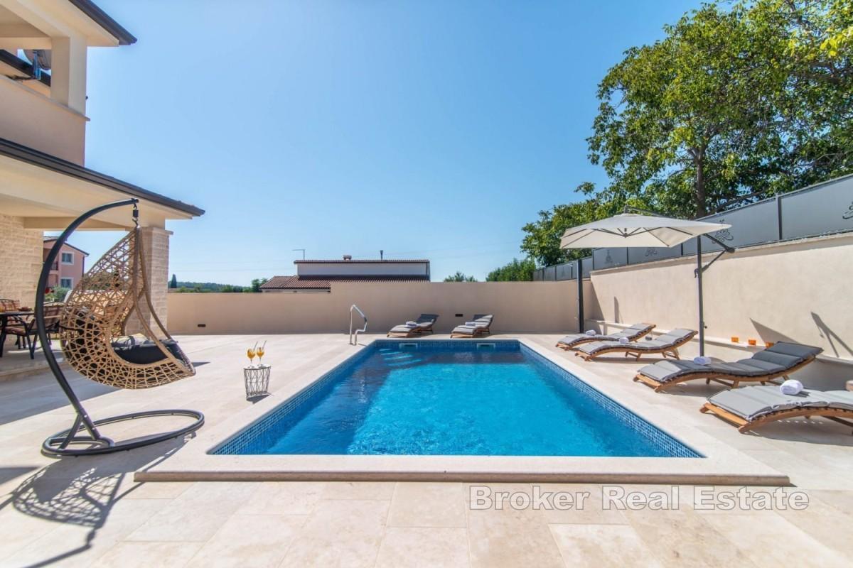 Villa moderna con piscina in zona tranquilla