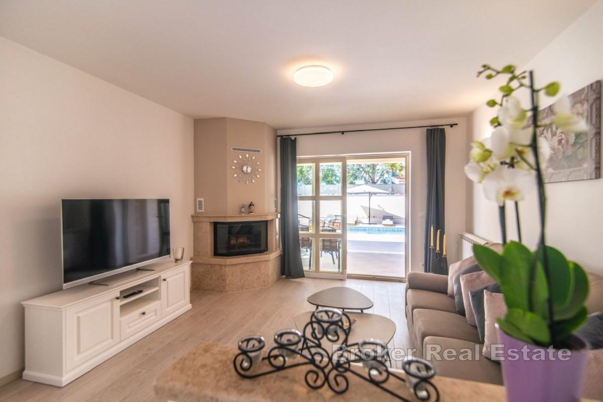 Villa moderna con piscina in zona tranquilla