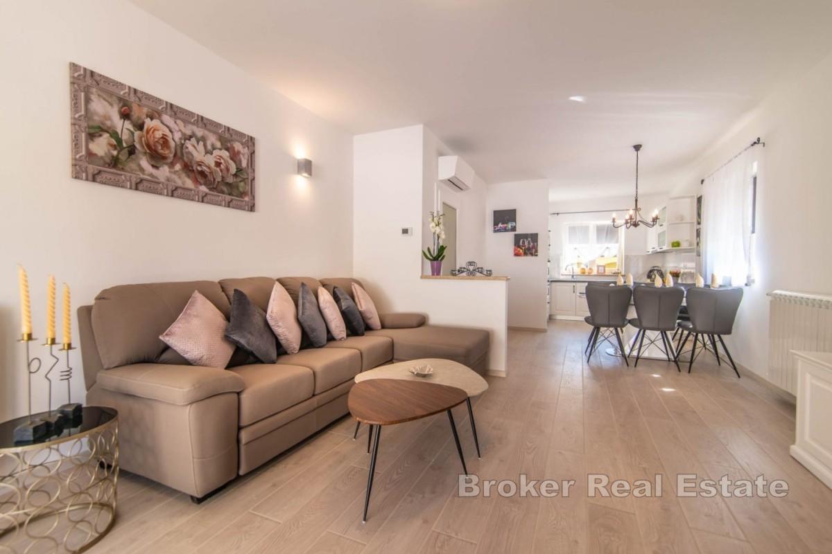 Villa moderna con piscina in zona tranquilla