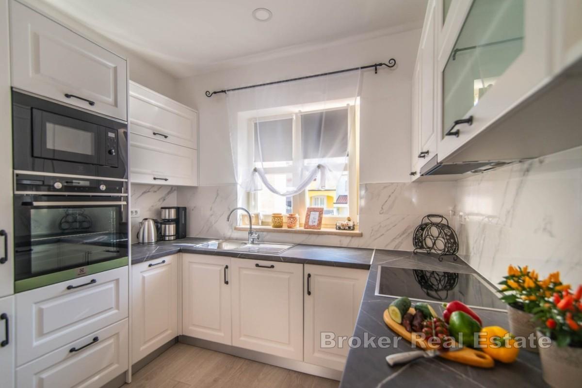 Villa moderna con piscina in zona tranquilla