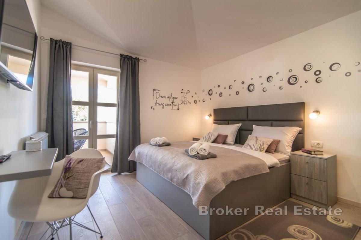 Villa moderna con piscina in zona tranquilla