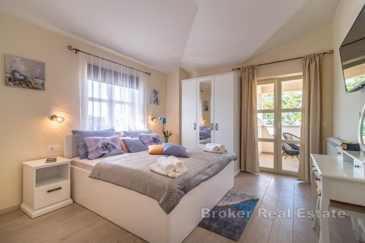 Villa moderna con piscina in zona tranquilla