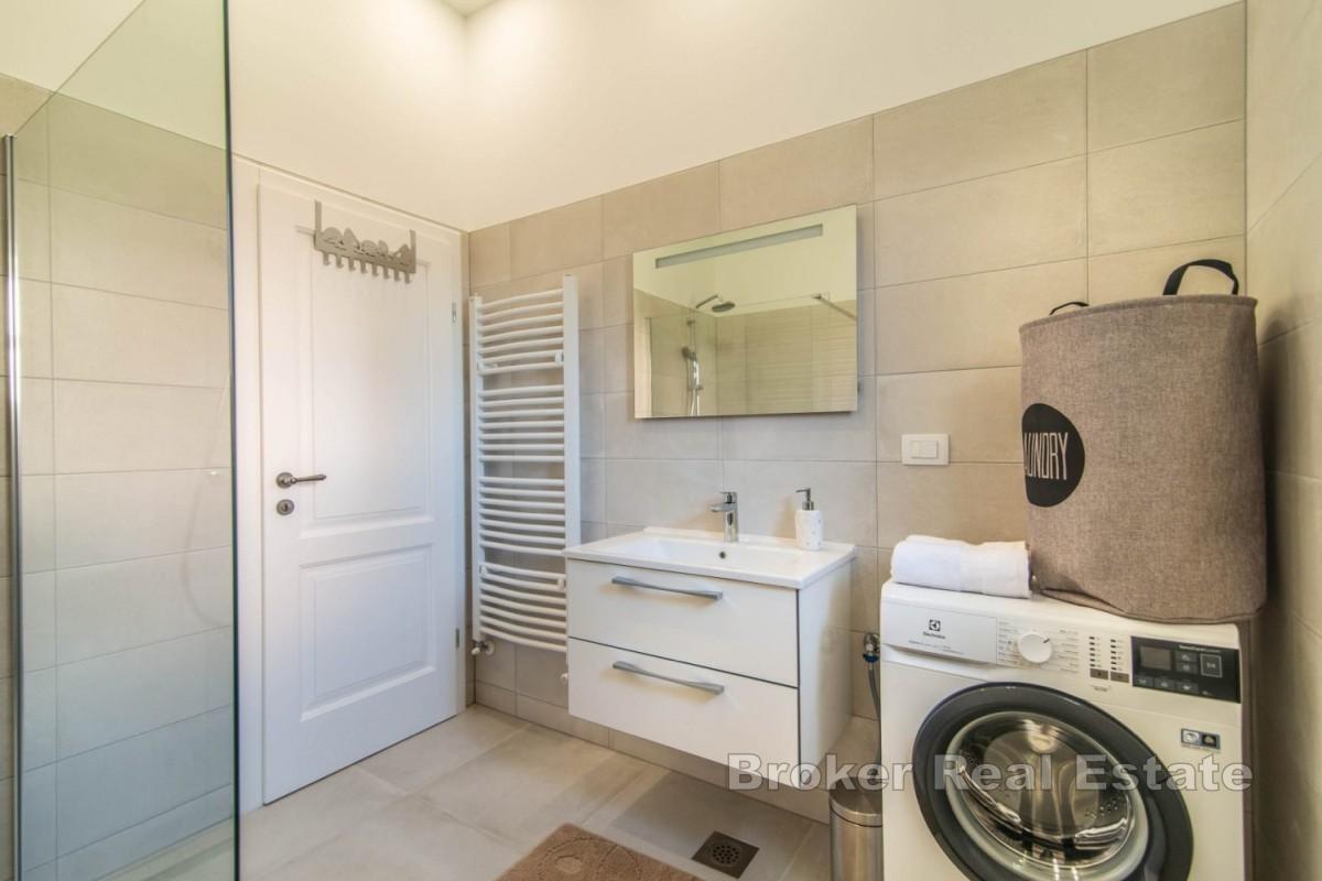 Villa moderna con piscina in zona tranquilla