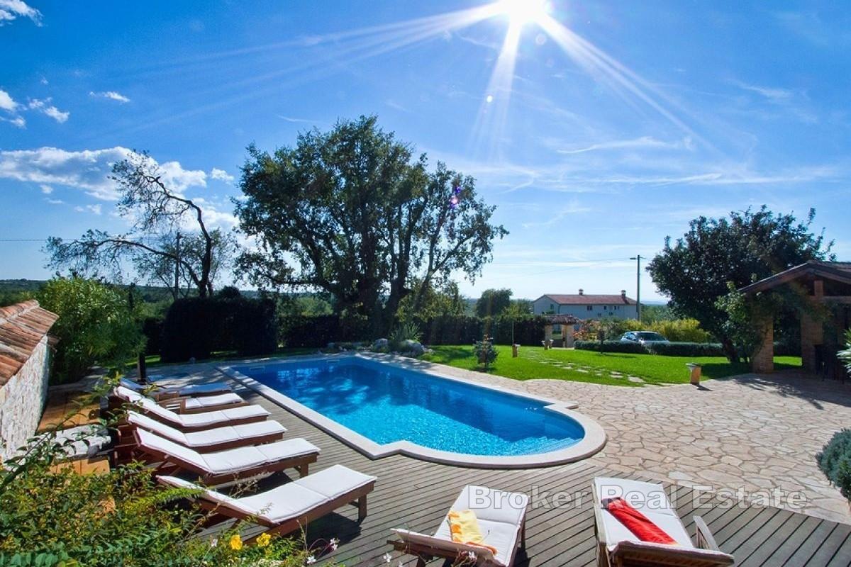 Villa en pierre avec piscine et grand jardin