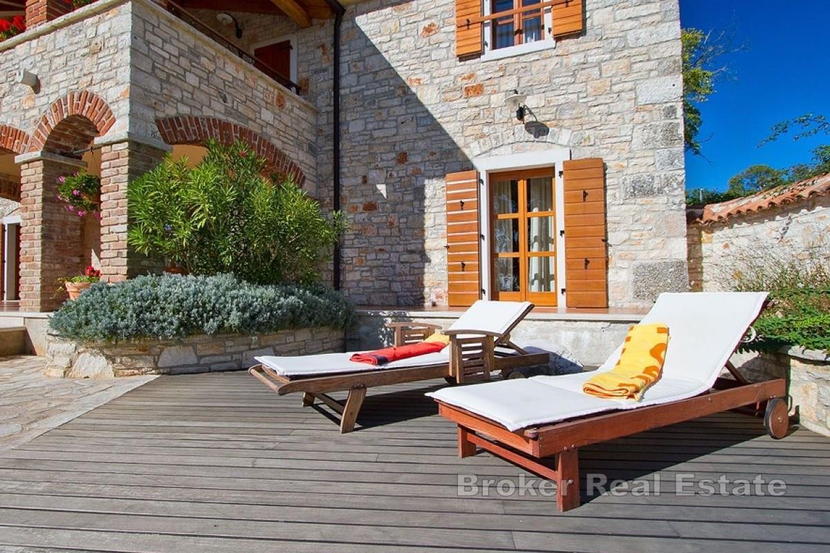 Villa en pierre avec piscine et grand jardin