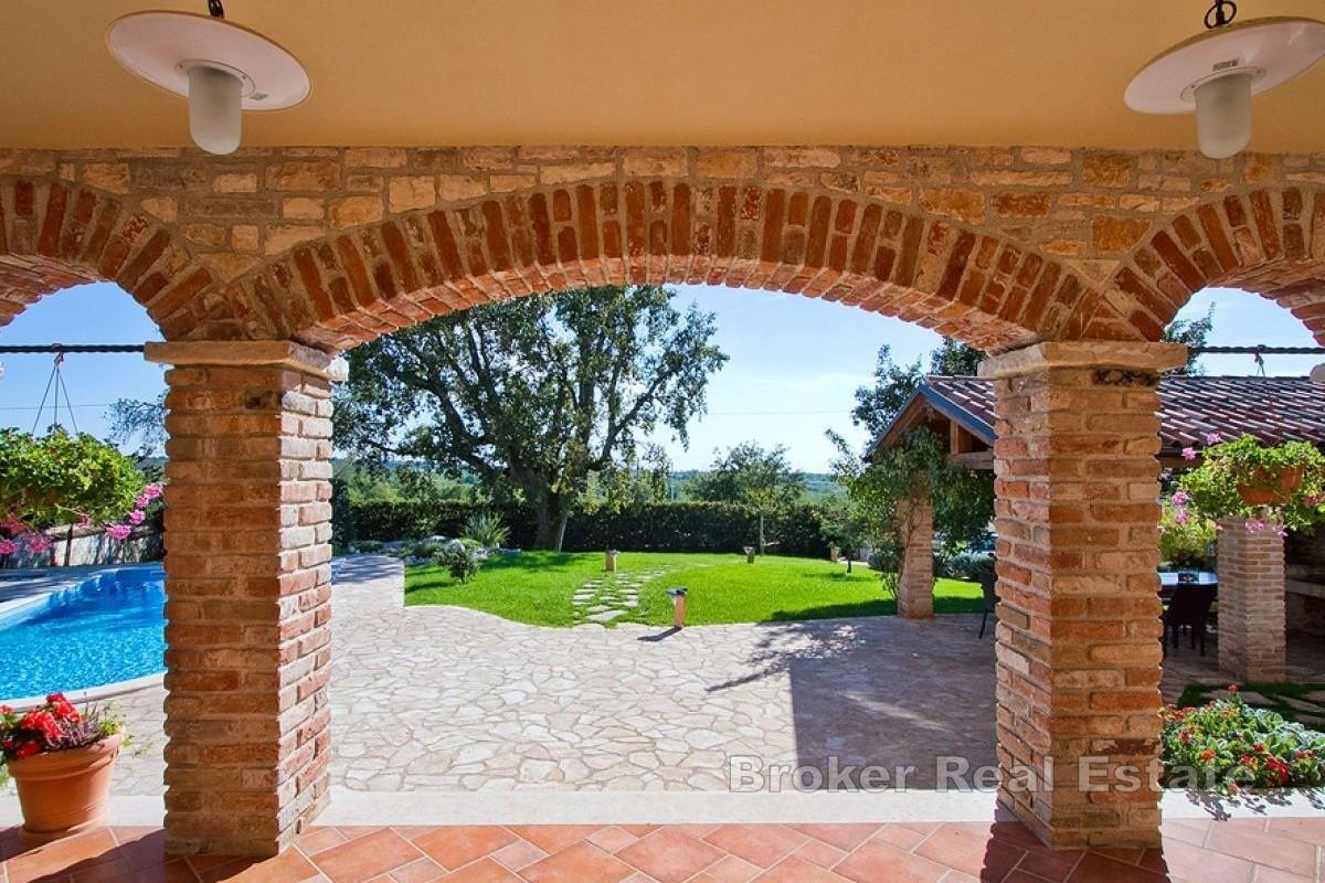 Kamena vila s bazenom i velikom okućnicom