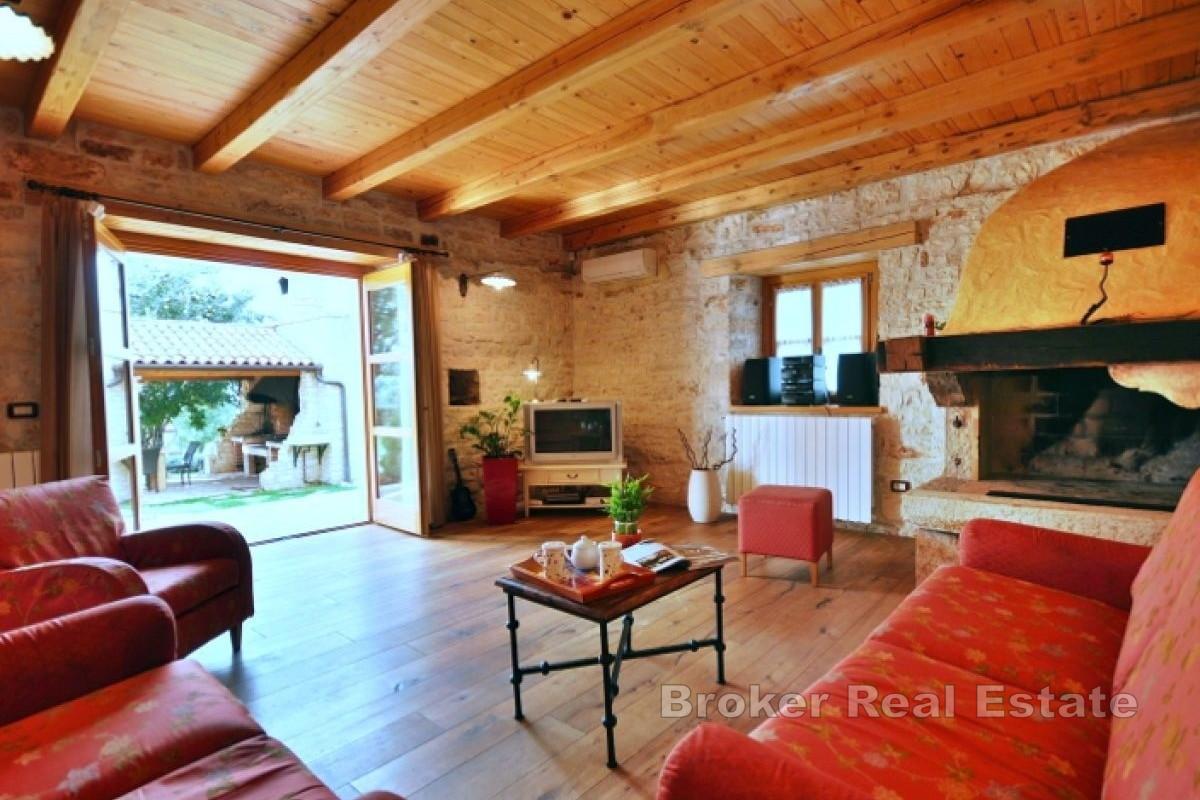 Villa en pierre avec piscine et grand jardin