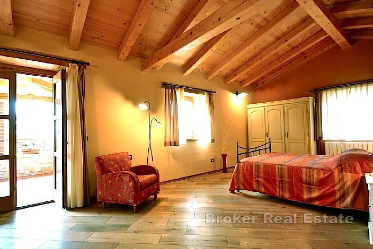 Kamena vila s bazenom i velikom okućnicom