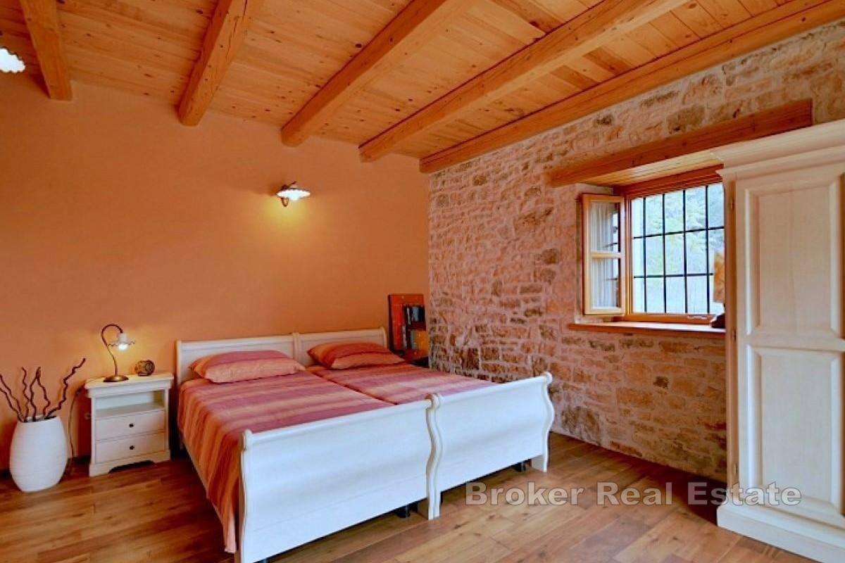 Kamena vila s bazenom i velikom okućnicom