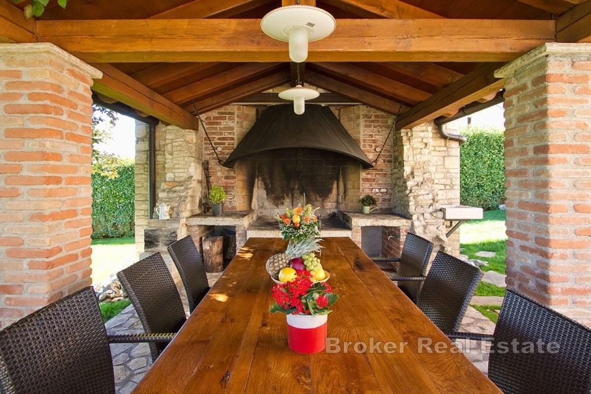 Kamena vila s bazenom i velikom okućnicom