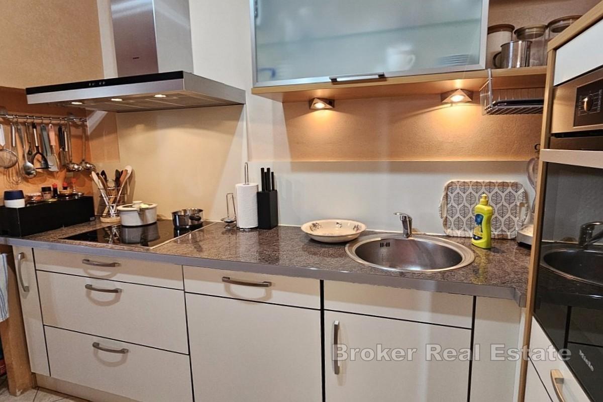 En tomannsbolig med havutsikt ikke langt fra Poreč