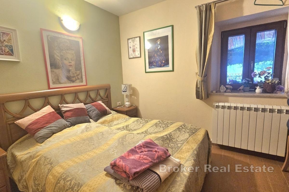 Kamena kuća s bazenom, wellness sadržajima i solarnim sustavom