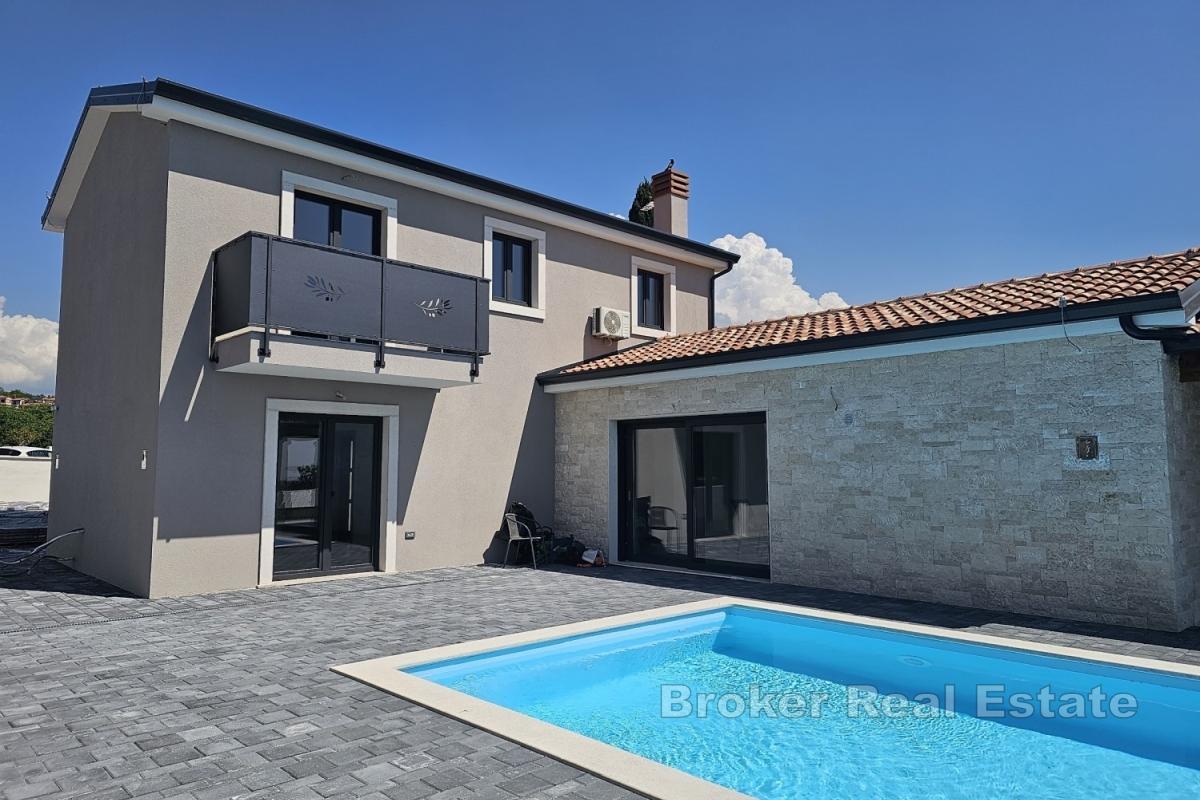 Villa moderne avec piscine et vue panoramique sur la mer