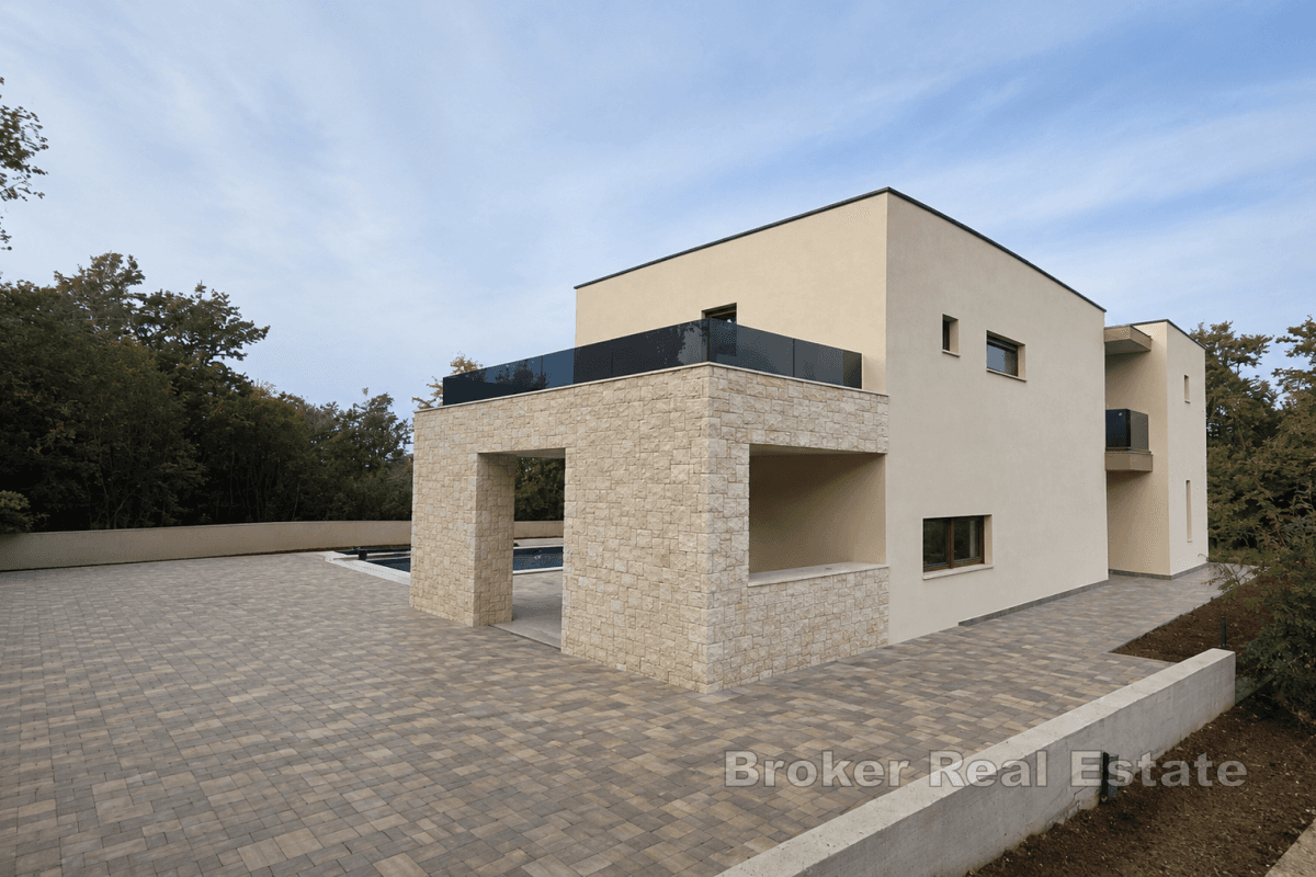 Moderna vila s bazenom na mirnoj lokaciji