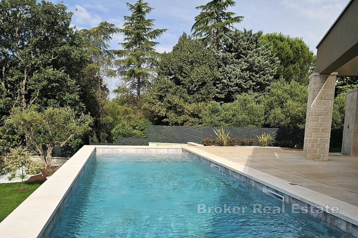 Villa moderna con vista mare