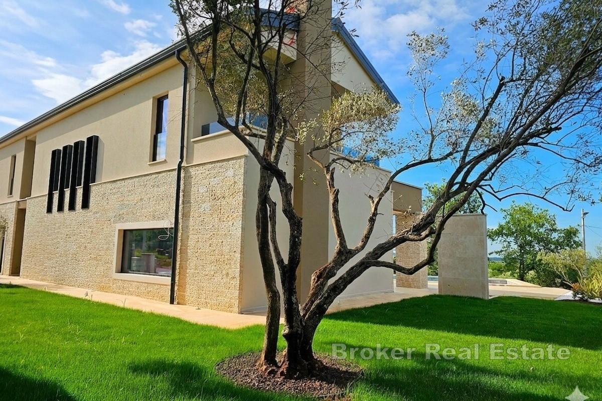 Villa moderna con vista mare