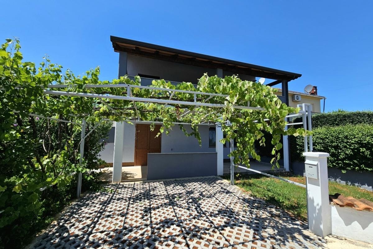 Appartement en rez-de-chaussée avec jardin et parking près de Poreč