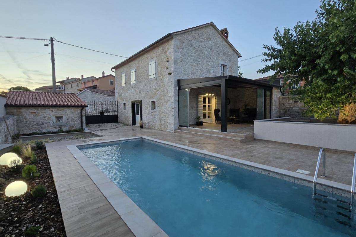 001-1014-69-Porec-Renovated-stone-house-for-sale