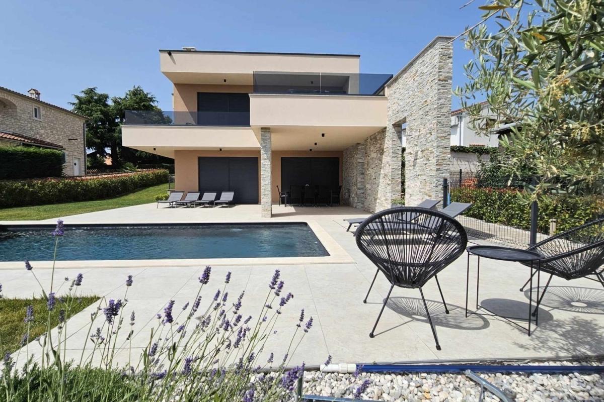 Villa moderna con piscina riscaldata